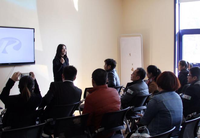 携车网CMO蕾娜女士现场讲话