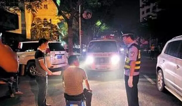 各位车主注意，滥用远光灯既是谋杀也是自杀