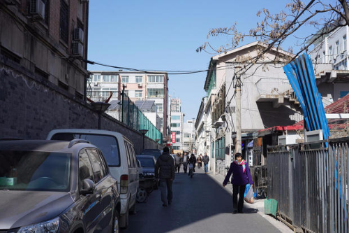 北京试点拆围墙 5米宽小巷拓成18米