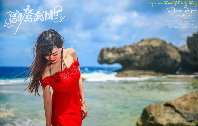 海风下的束腰长裙 妹纸竟在石缝中换衣服