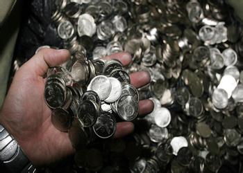 男子运几十万枚硬币购车 4S店员工数到手抽筋