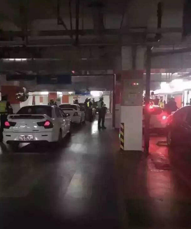 北京改装车聚会 多辆豪车被查