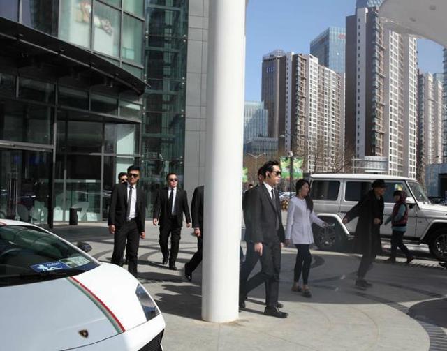 传说中的京城十少聚餐！那么多豪车+保镖