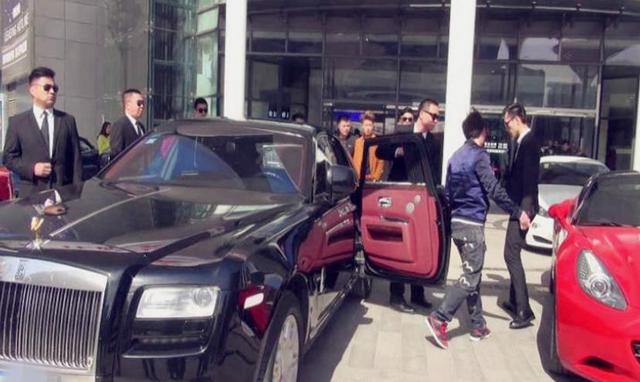 传说中的京城十少聚餐！那么多豪车+保镖