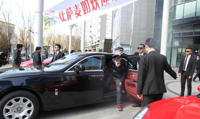 传说中的京城十少聚餐！那么多豪车+保镖
