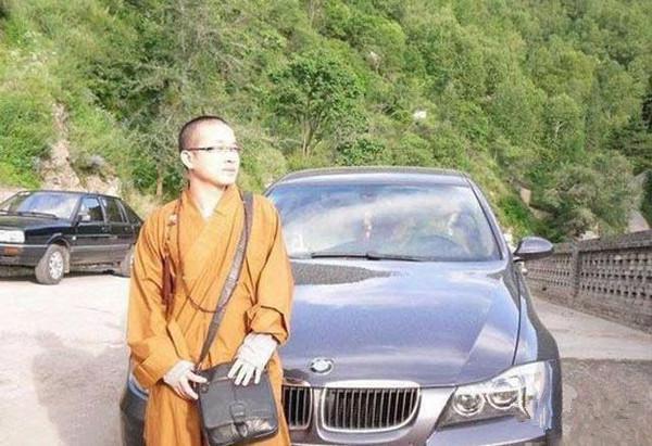 直到释永信事件曝光,人们才知道原来大师们也大鱼大肉,豪车代步.