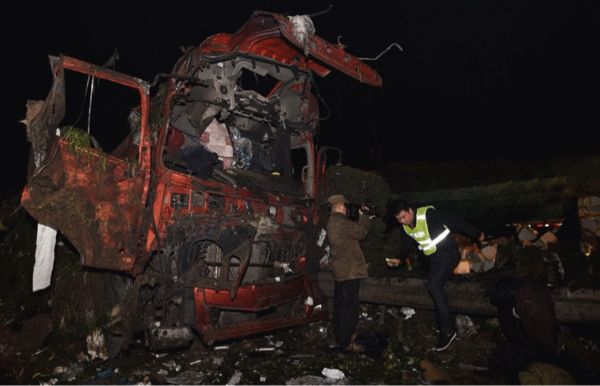 救援人员正在清理爆炸事故现场