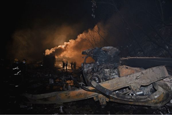 救援人员正在清理爆炸事故现场