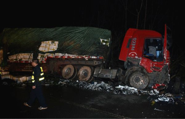 救援人员正在清理爆炸事故现场