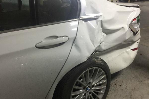 误把油门当刹车不得了 女司机又犯重案！