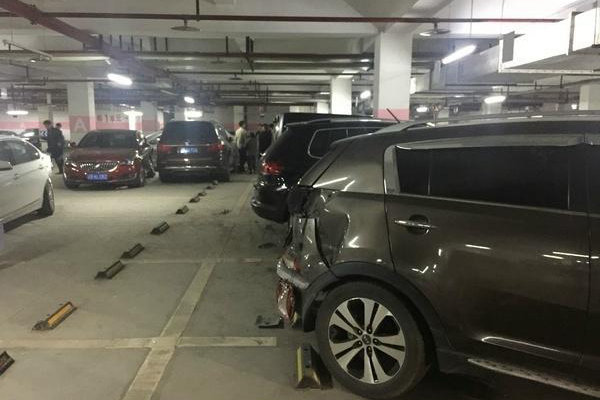 误把油门当刹车不得了 女司机又犯重案！