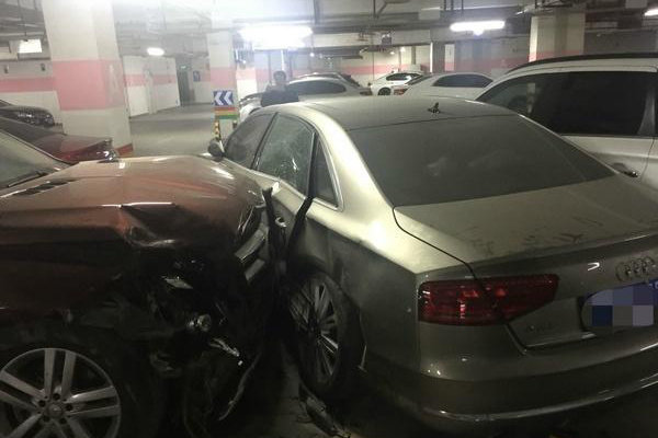 误把油门当刹车不得了 女司机又犯重案！