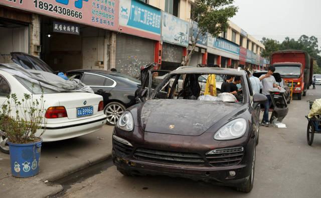 最牛“汽配城”5万买卡宴 宝马8系挂墙上