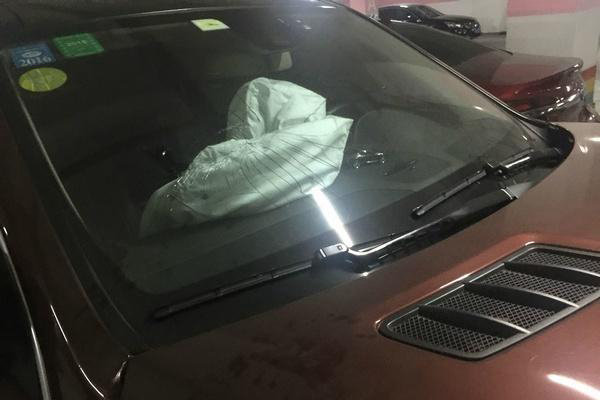 误把油门当刹车不得了 女司机又犯重案！