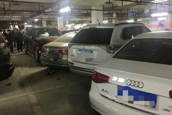 误把油门当刹车不得了 女司机又犯重案！