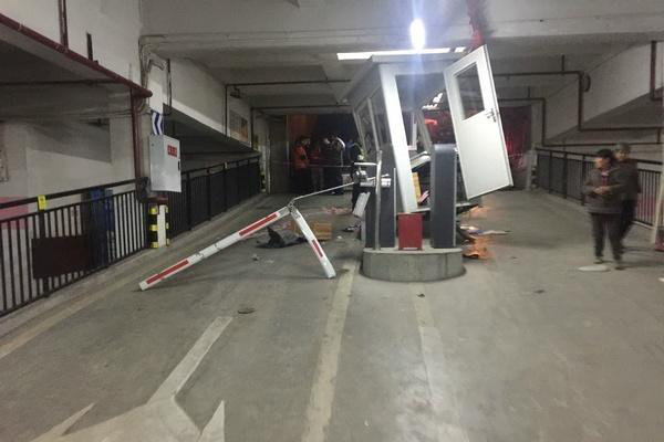 误把油门当刹车不得了 女司机又犯重案！