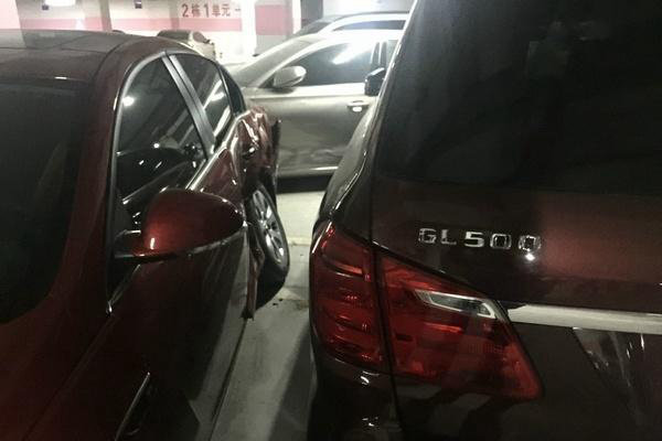 误把油门当刹车不得了 女司机又犯重案！