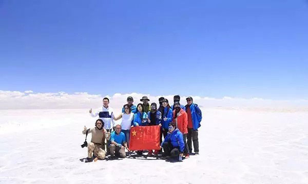 网红从达喀尔活着回来啦！还被副总统强吻