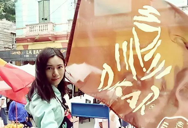 网红从达喀尔活着回来啦！还被副总统强吻