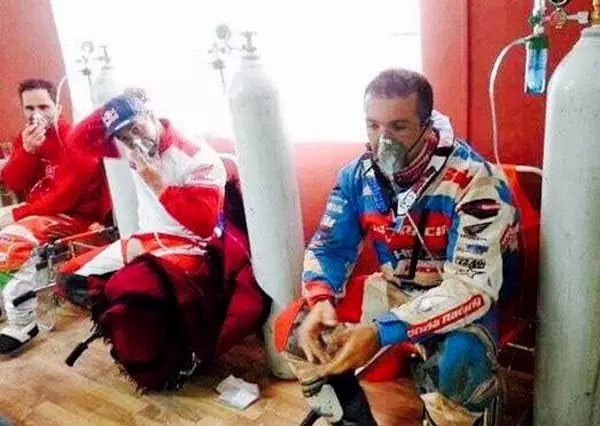 网红从达喀尔活着回来啦！还被副总统强吻