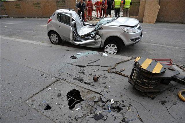 防不胜防呐 车停路边车主回来就被惊呆了