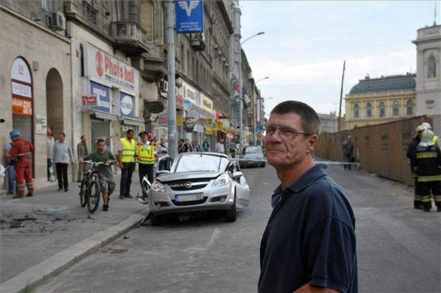 防不胜防呐 车停路边车主回来就被惊呆了