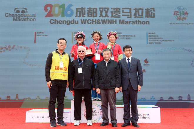 宝马(中国)汽车贸易有限公司西区副总裁田胜先生(右一)为女子马拉松前三名颁奖