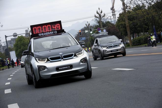 纯电动BMW i3领跑2016成都双遗马拉松