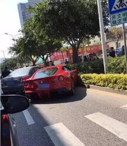 大众为躲避电动车果断撞530万法拉利! 