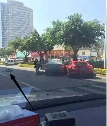 大众为躲避电动车果断撞530万法拉利! 