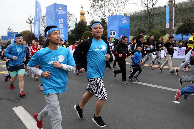 积极健康的BMW跑者