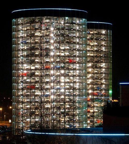 看看德国的自动停车场！一个大写的牛！