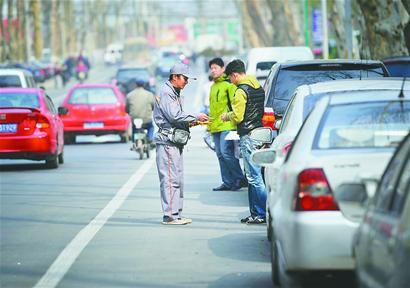 我国将完善差别化停车收费 明年底前出政策