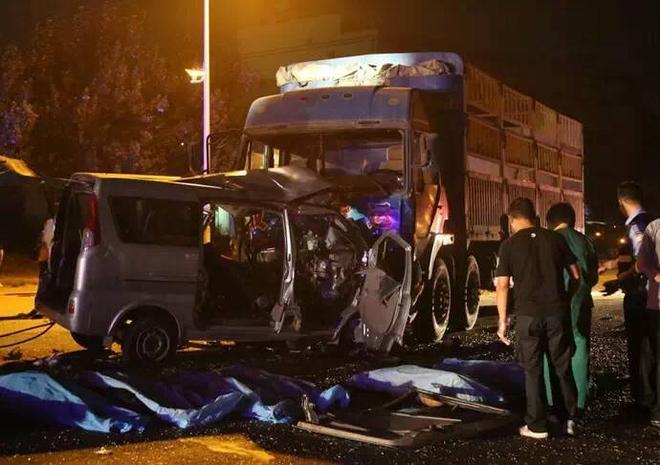 货车司机说实话: 刹不住车时直接碾! 