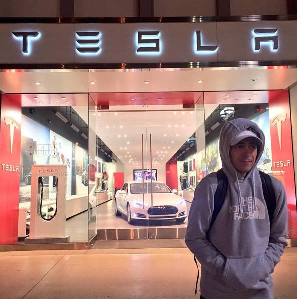 果粉精神！粉丝搭帐篷预定最便宜特斯拉