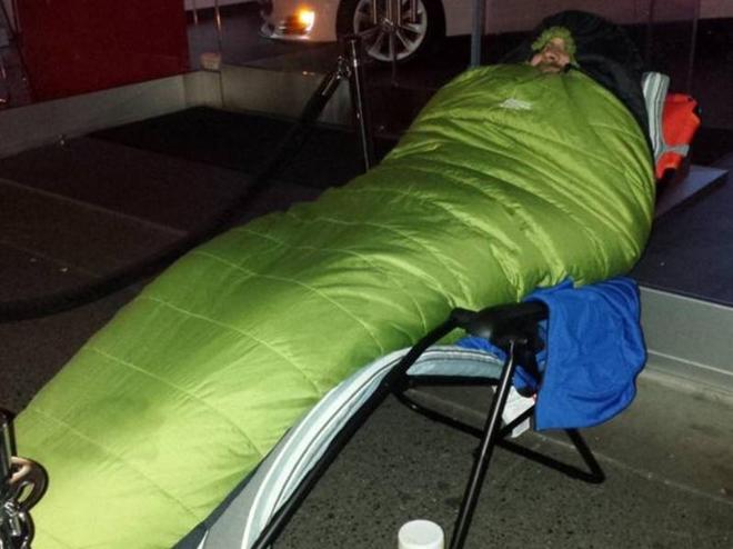 果粉精神！粉丝搭帐篷预定最便宜特斯拉