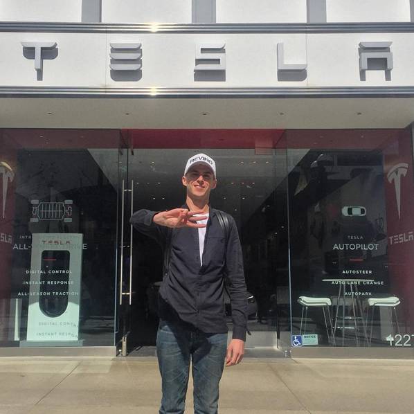 果粉精神！粉丝搭帐篷预定最便宜特斯拉