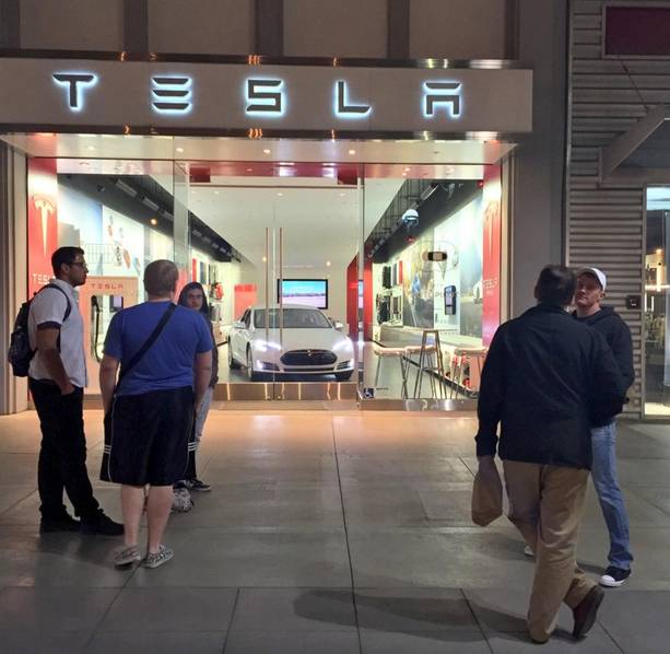 果粉精神！粉丝搭帐篷预定最便宜特斯拉