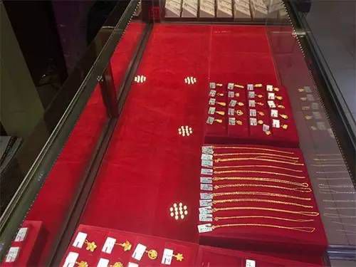 女子盗窃价值20万元金器 将赃物藏警车车底(图)