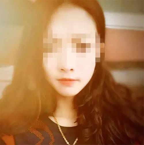 女子盗窃价值20万元金器 将赃物藏警车车底(图)