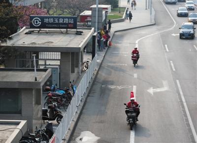 昨日，石景山路与玉泉路路口，两辆电动自行车驶过。4月11日起，石景山路将禁行电动自行车。