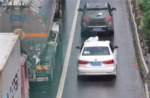 人大代表：占应急车道3次应终身禁驾