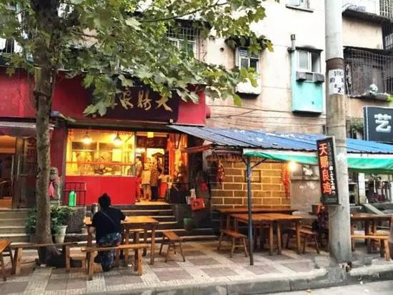 跳钢管舞的鸡？自驾那些神级别的奇葩餐厅