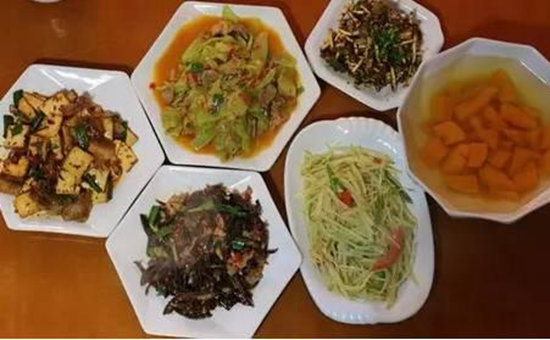 跳钢管舞的鸡？自驾那些神级别的奇葩餐厅