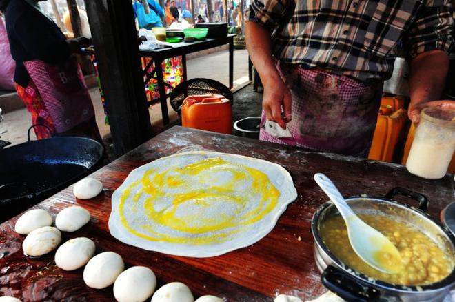 Going抽6块钱50根的手工雪茄 吃油条泡奶茶