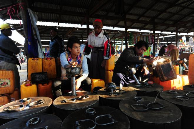 Going抽6块钱50根的手工雪茄 吃油条泡奶茶