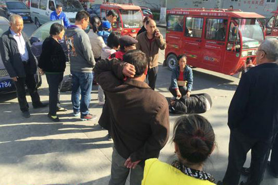 骑电动车女孩被司机开门撞倒后送医院急救