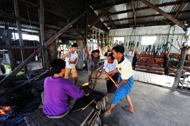 Going抽6块钱50根的手工雪茄 吃油条泡奶茶