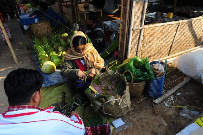 Going抽6块钱50根的手工雪茄 吃油条泡奶茶