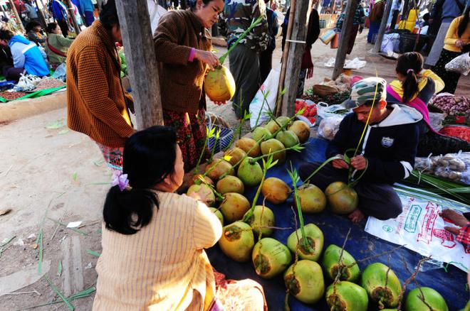 Going抽6块钱50根的手工雪茄 吃油条泡奶茶